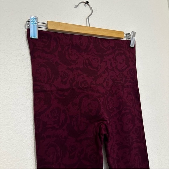 SPANX Look at Me Now Leggings Garnet Roses Seamless Ankle Length Size L Women’s - Picture 3 of 6